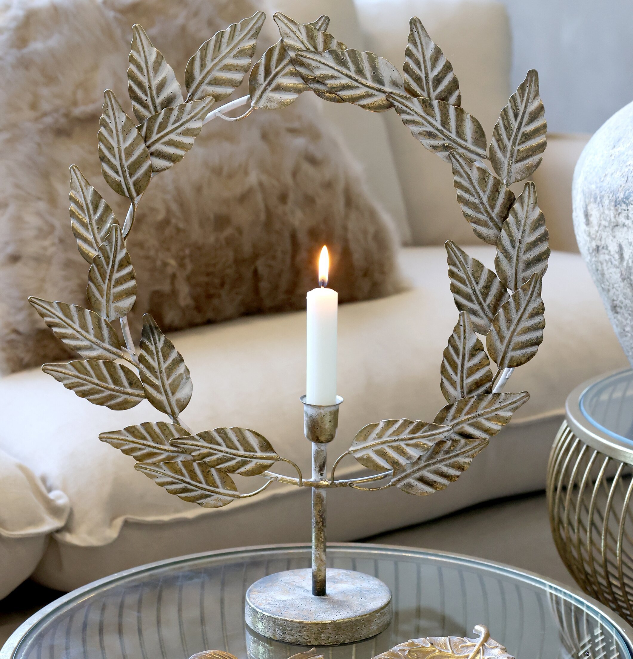 Ljusstake Blad Antik Mässing från Chic Antique på glasbord