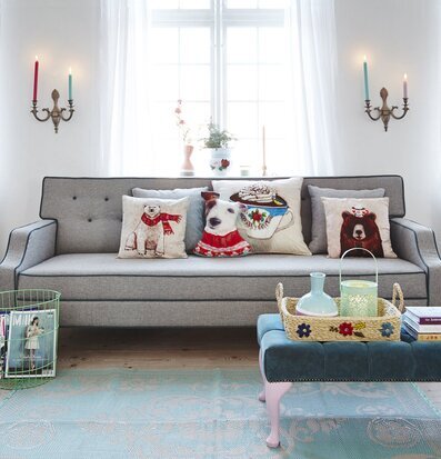 Bild av inbjudande interiör med stilren tre-sitssoffa