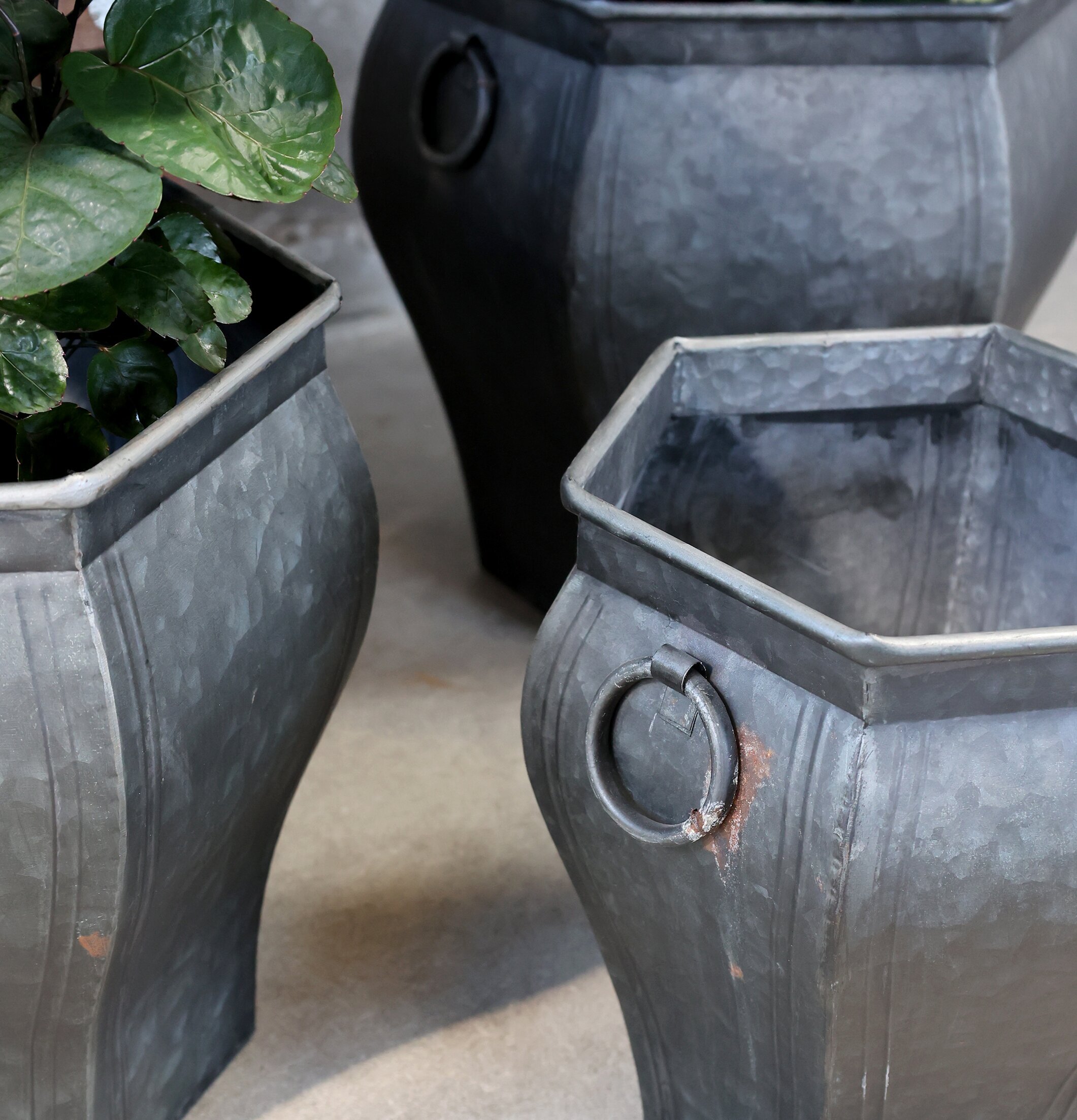 Bild av sexkantiga metallkrukor med antik finish