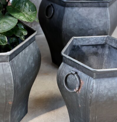 Bild av sexkantiga metallkrukor med antik finish