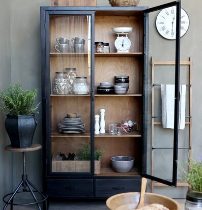 Bild av smakfullt inredd hörna med rustik charm