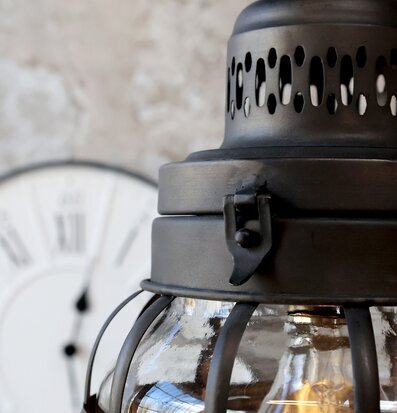 Bild av antiksvart stall-lanterna med klassisk design