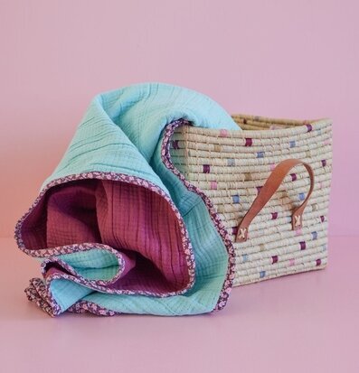 Bild av färgglad filt och korg i harmonisk miljö