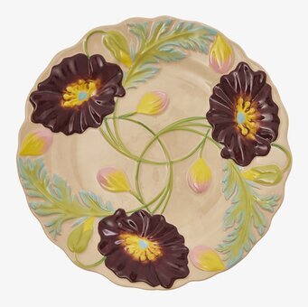 Bild av keramikassiett med blommönster i mjuka färger