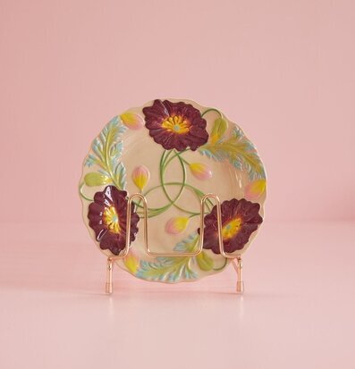 Foto av keramikassiett med blommönster och vågiga kanter