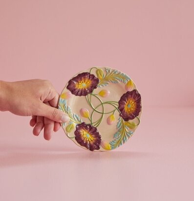 Bild av dekorativ keramikdesserttallrik med blommönster