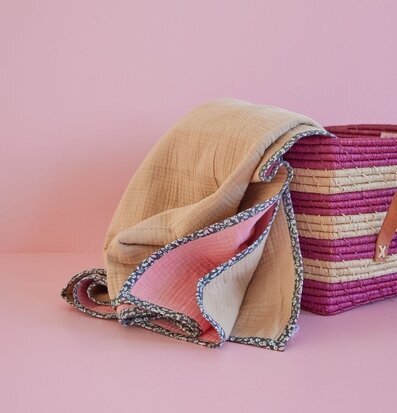 Bild av stilren filt med krinklad textur och blommig kant