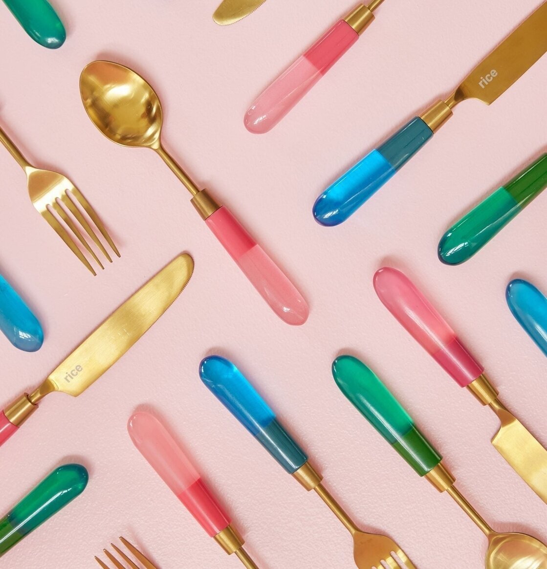 Mässingsbestick Kniv Rosa från Rice med färgglada handtag