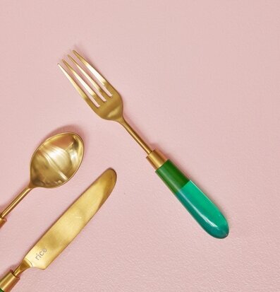 Bild av eleganta mässingsbestick med gröna handtag