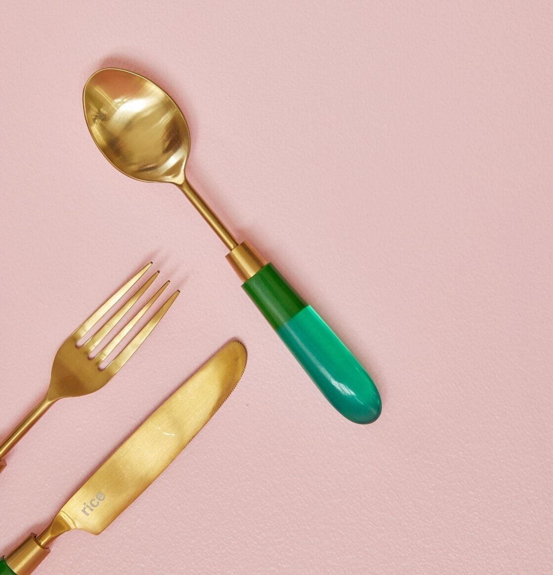 Bild av färgglada bestick med mässingsdetaljer