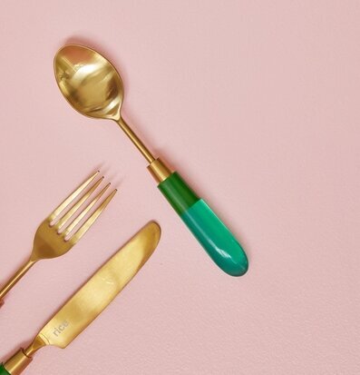 Bild av färgglada bestick med mässingsdetaljer