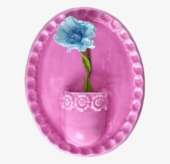 Foto av konstnärlig rosa väggdekoration med blomma