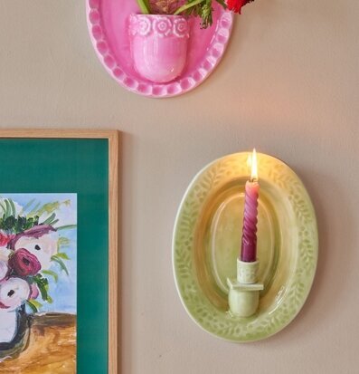 Bild av harmonisk väggdekor med ljusstake och blommor