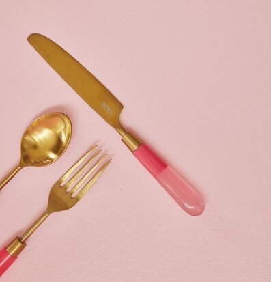 Bild av eleganta mässingsbestick med rosa handtag