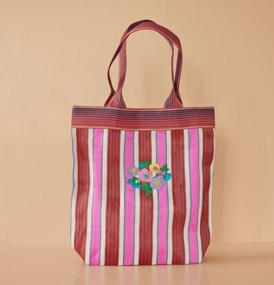 Bild av shoppingväska med blommigt broderi och ränder