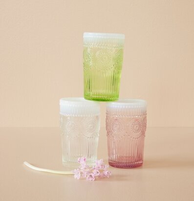 Bild av färgglada dricksglas i harmonisk stapel