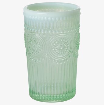 Foto av grönt dricksglas med dekorativa mönster