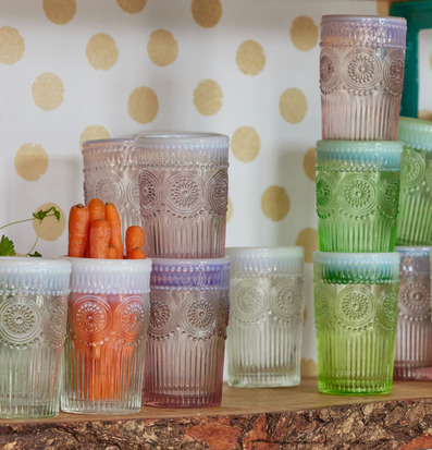 Bild av färgglada dricksglas och dekorativa detaljer