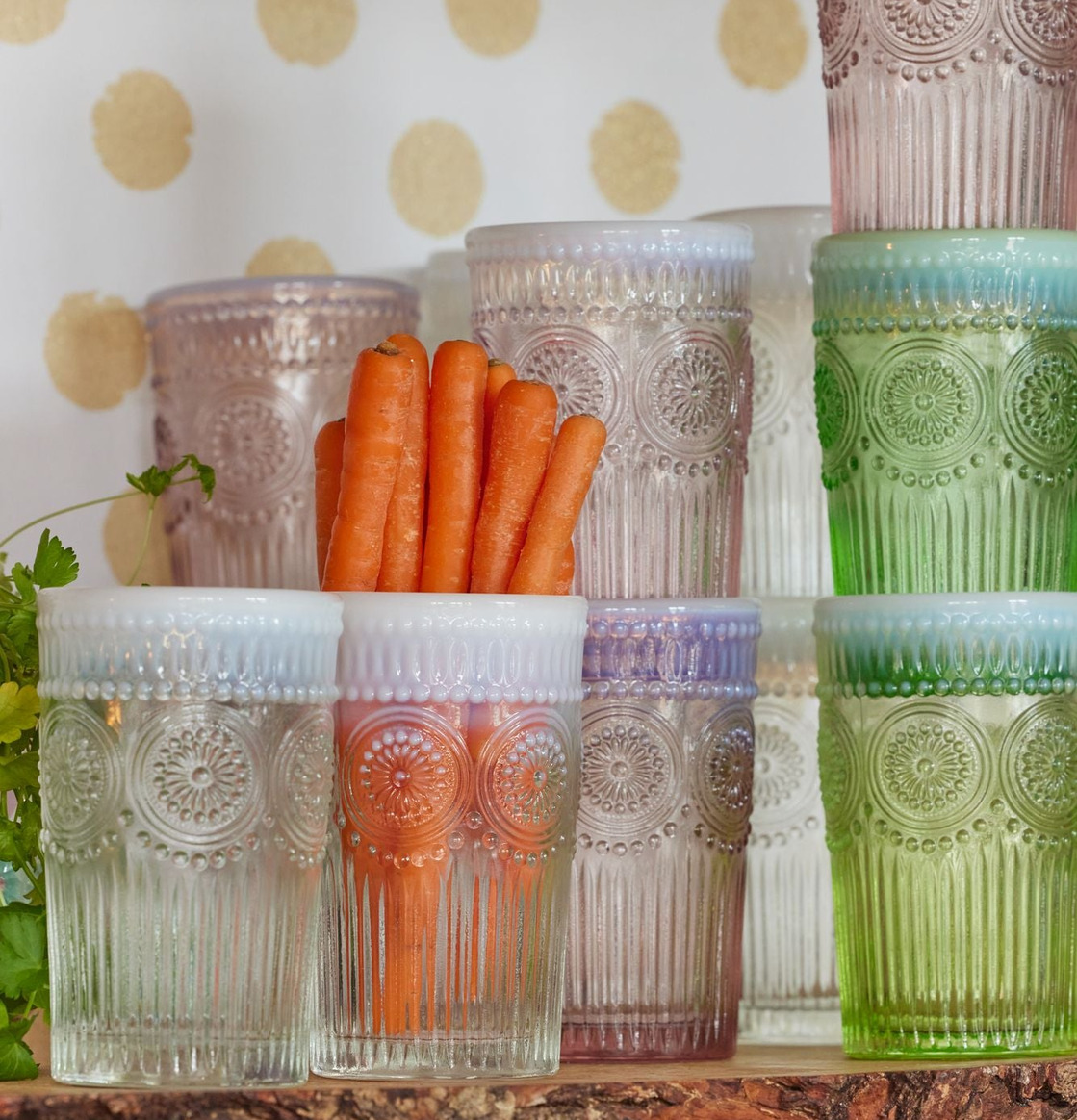 Bild av färgglada glas med mönster och naturliga inslag