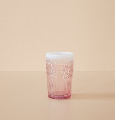 Bild av färgglatt dricksglas med dekorativt mönster