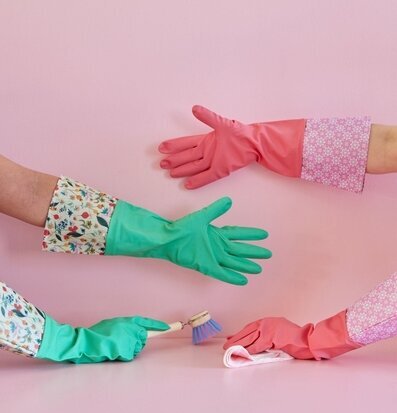 Bild av färgglada städhandskar och rengöringsdetaljer