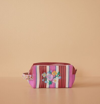 Bild av färggrann necessär med broderade blommor