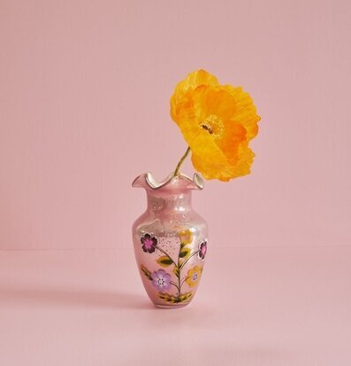 Bild av elegant vas med blomstermotiv och orange blomma