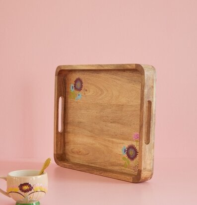 Bild av elegant träbricka med blommor och kopp