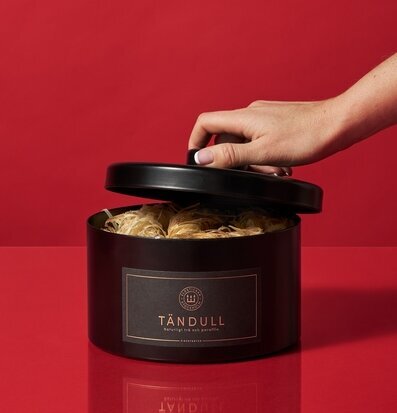 Foto av stilren produkt med stark färgkontrast