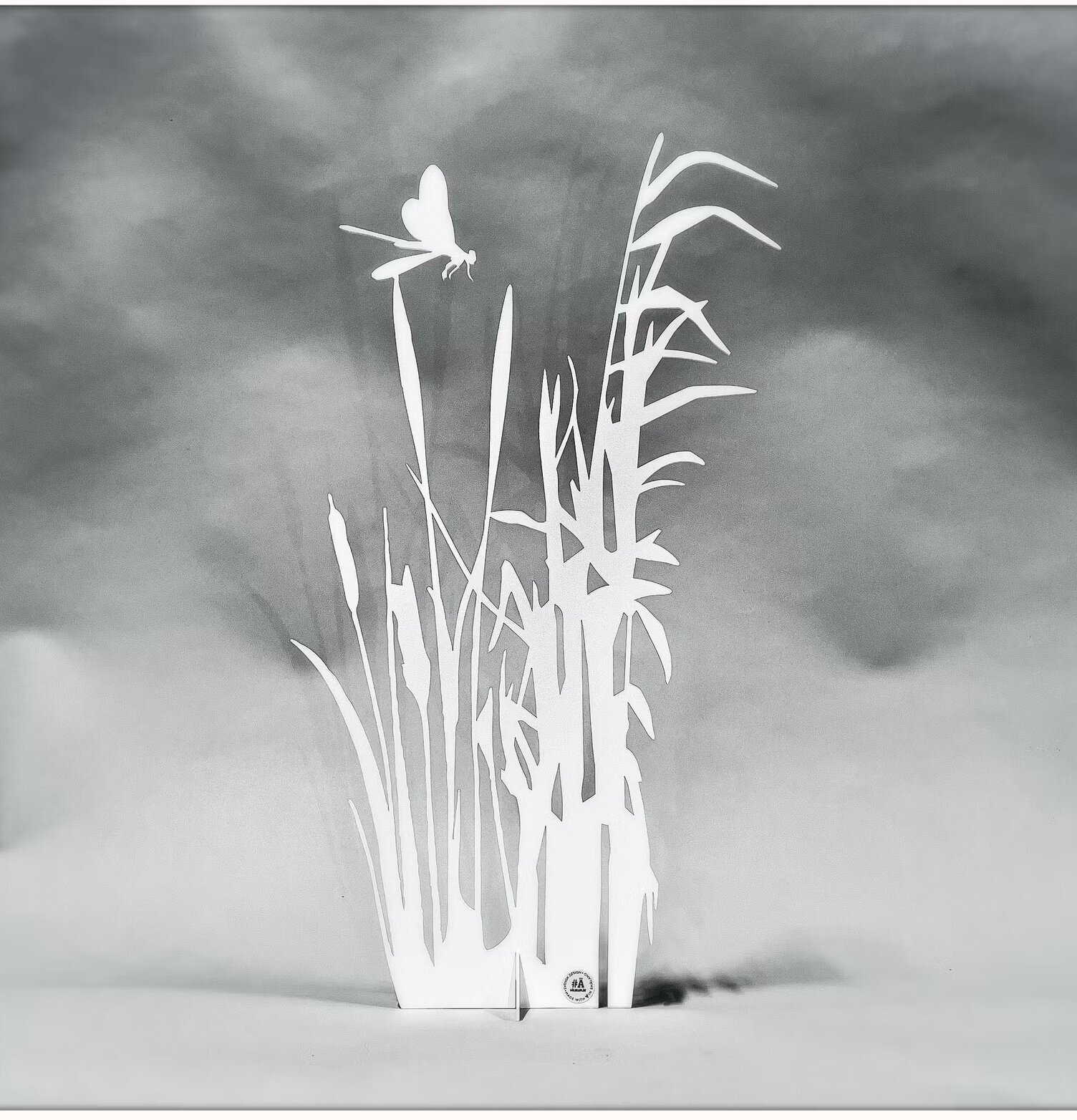 #ÄlskaPlåt Vass Med Dagsslända Vit från Älskaplåt