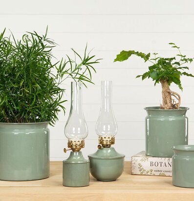 Bild av harmonisk uppställning med gröna emaljkrukor