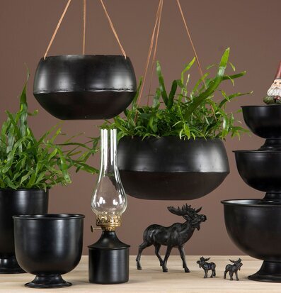 Bild av stilrena svarta krukor och nordisk estetik