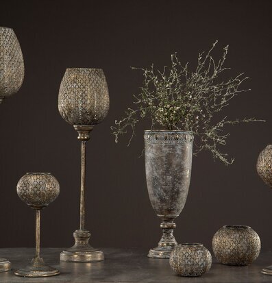 Bild av eleganta ljuslyktor och vaser i antik stil