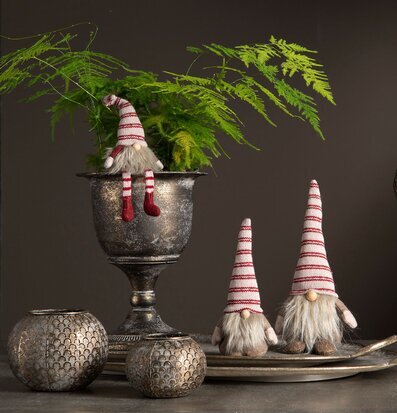 Bild av stilfullt arrangerade dekorativa föremål