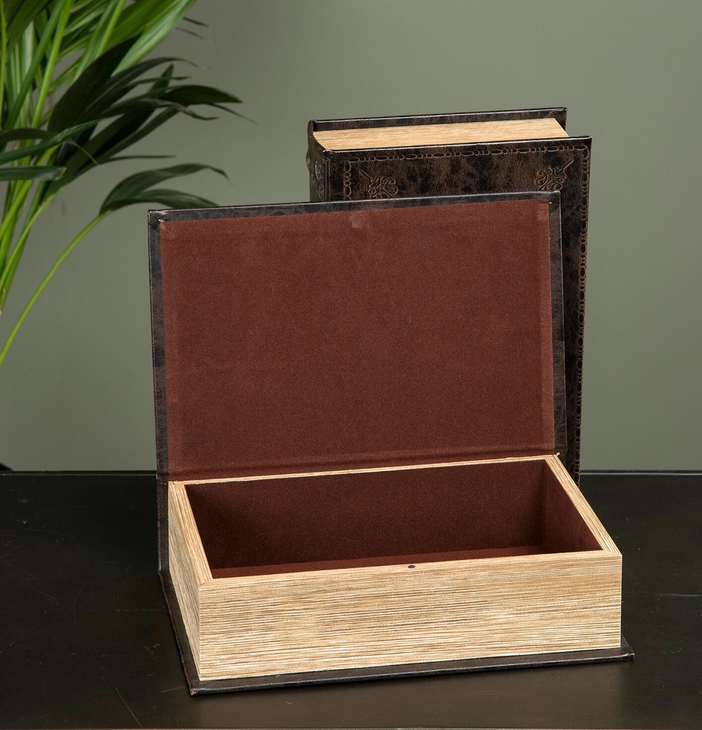 Boklåda Läder från A Lot Decoration på mörk yta med växter