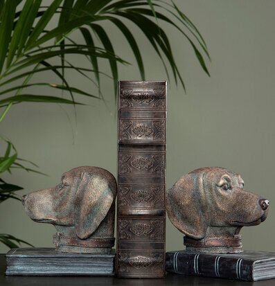Bild av stilfullt bokstöd med hundhuvuden i profil