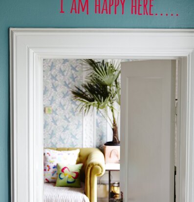 Bild av hemtrevlig interiör med stilfull väggdekor