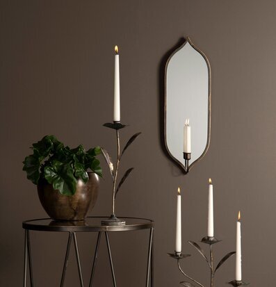 Bild av stilren inredning med spegel och ljusstake
