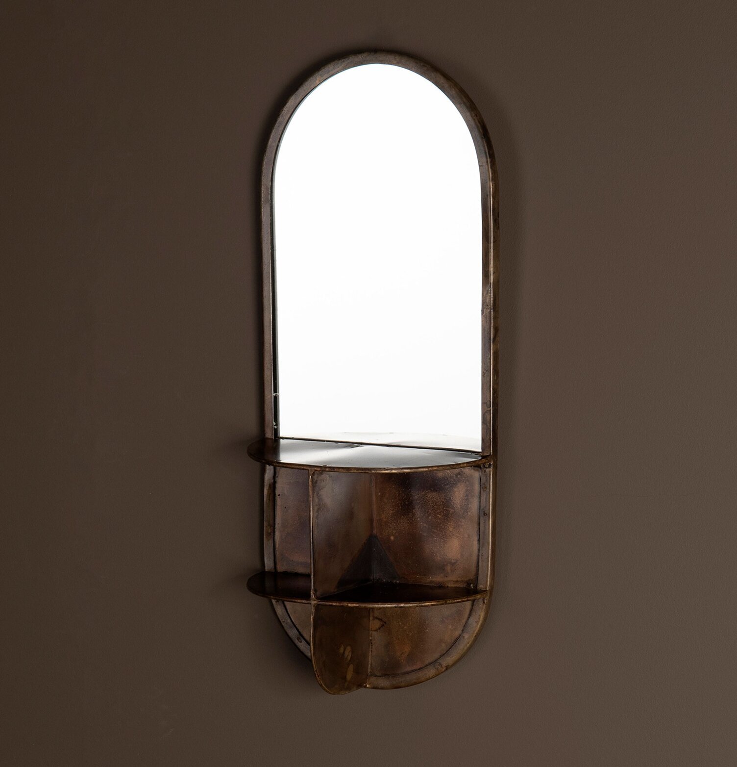 Spegelhylla Metall från A Lot Decoration mot mörk vägg