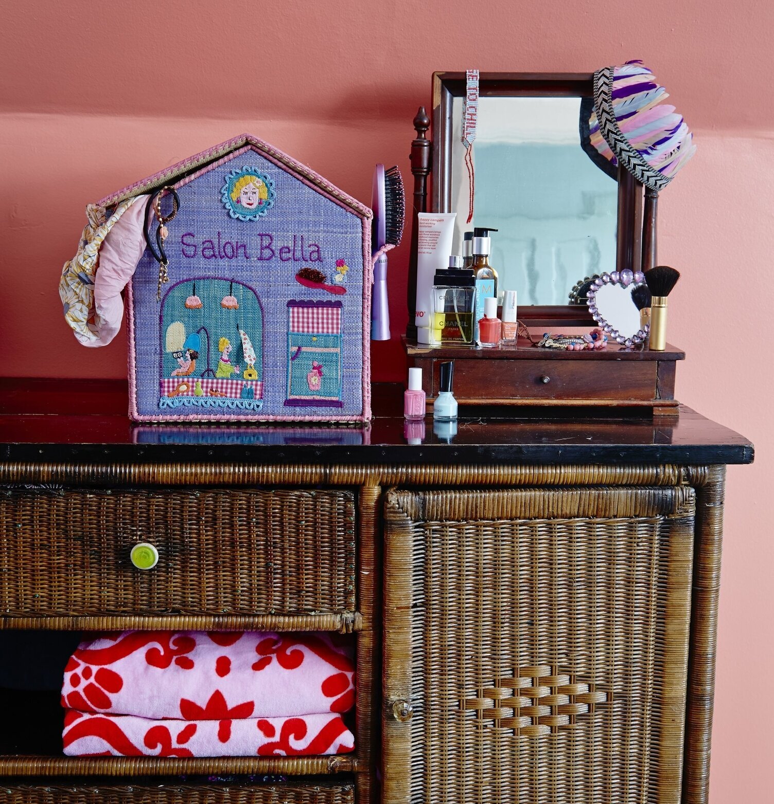 Förvaringskorg Cottage från Rice på mörkbrun rottingbyrå