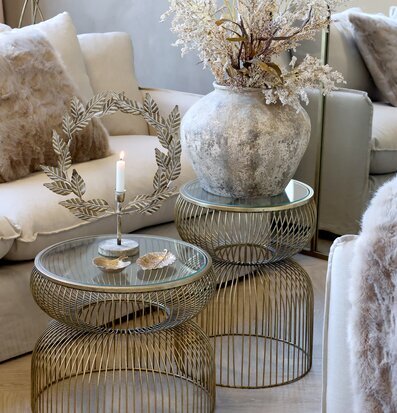 Bild av elegant vardagsrum med glasbord i mässing