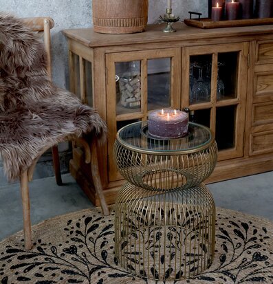 Bild av stilren interiör med glasbord och mässing