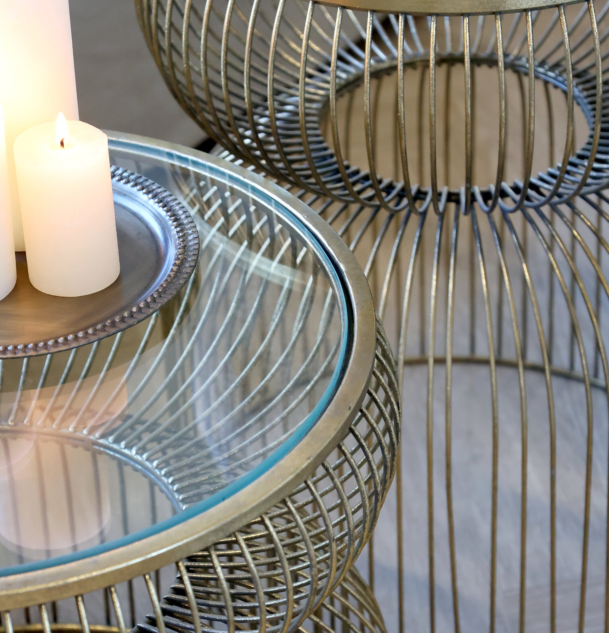 Foto av stilrent avlastningsbord med glas och mässing