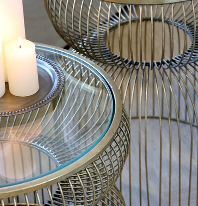 Foto av stilrent avlastningsbord med glas och mässing