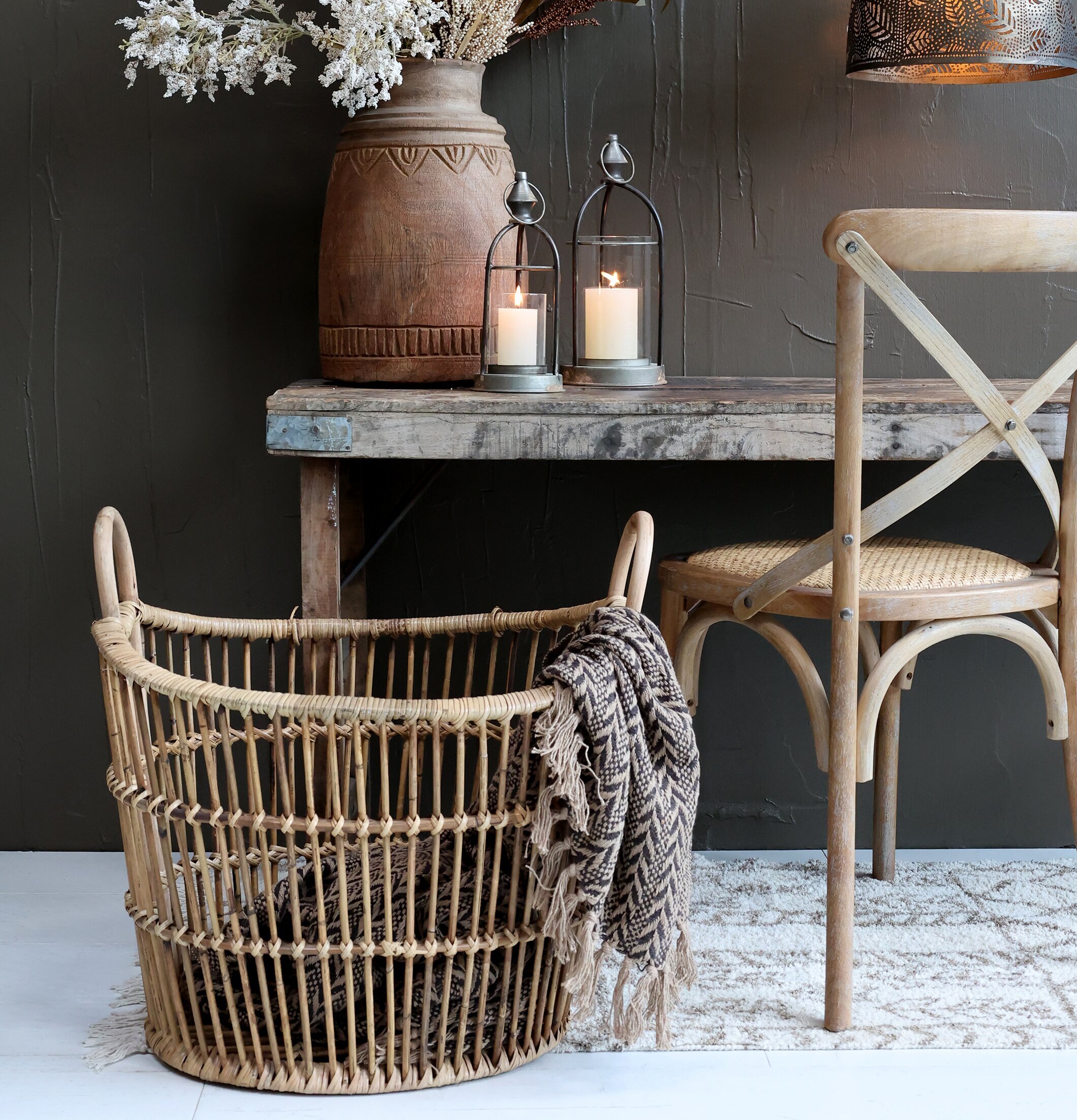 Pläd Mocca från Chic Antique draperad över en flätad korg