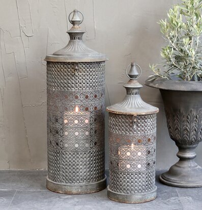 Foto av franska lyktor med patinerad metallstruktur