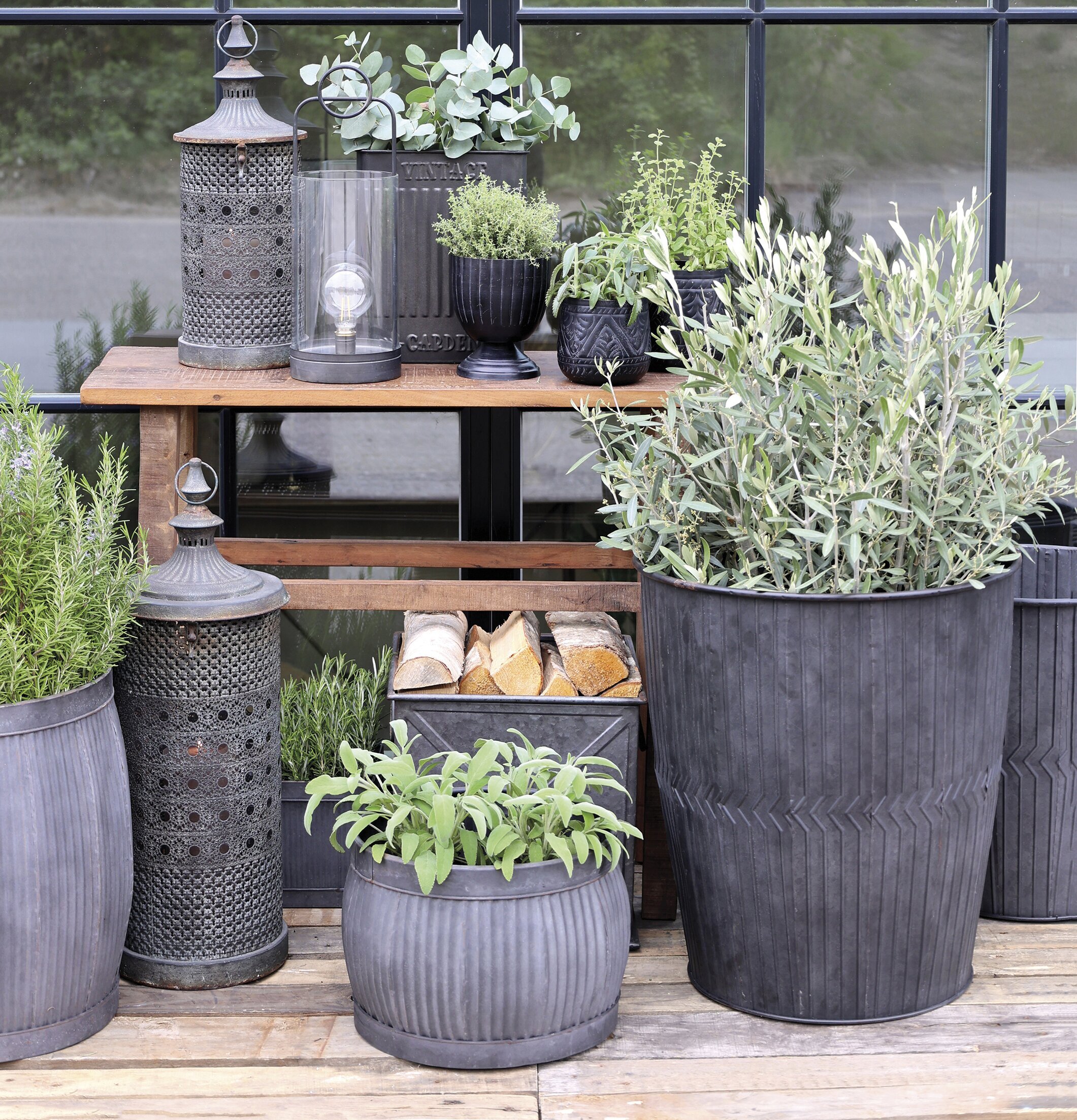 Fransk Lanterna Large från Chic Antique i trädgårdsmiljö