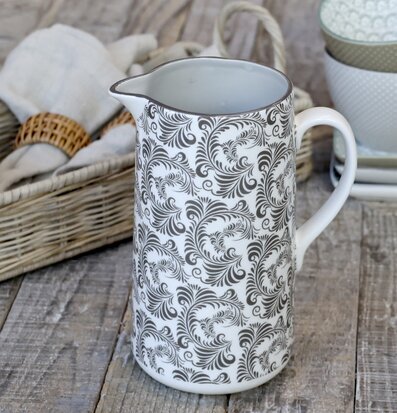 Bild av stilren kanna med harmoniskt blommönster