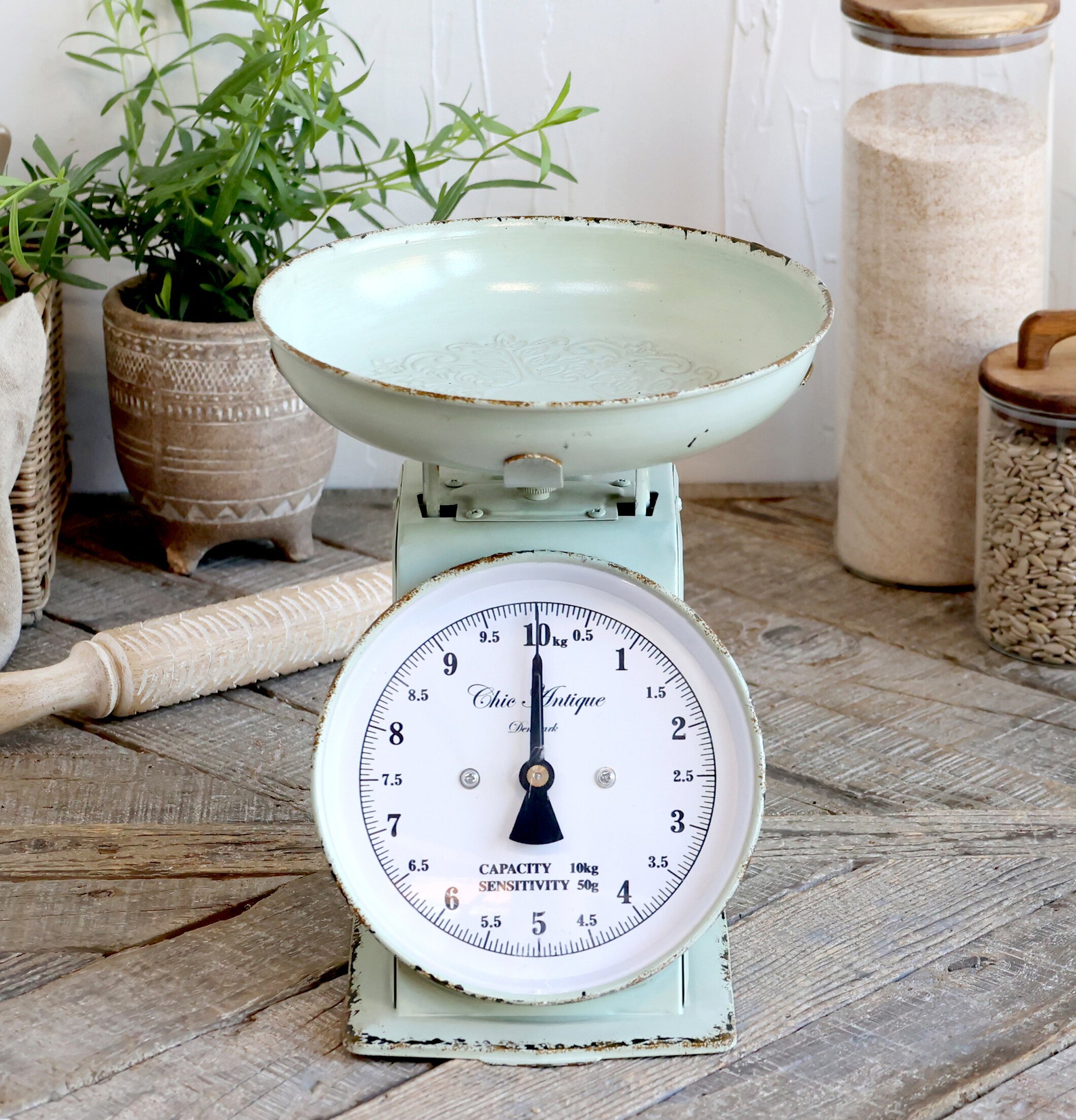 Fransk Köksvåg Antik Mint från Chic Antique i lantligt kök