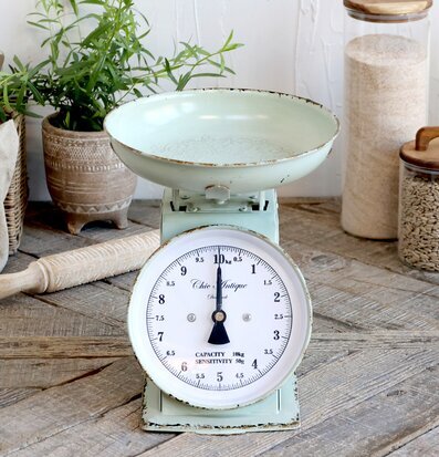 Bild av lantlig köksinredning med fransk köksvåg